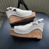 Vând sandale albe cu platformă