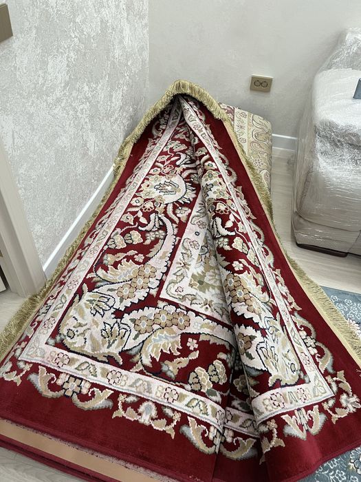 ковер красный большой