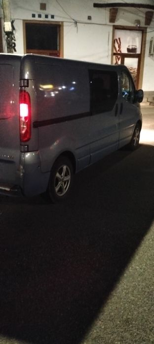 Vând Opel vivaro mixt motor 2 litri pe lanț 6 locuri plus dubă i