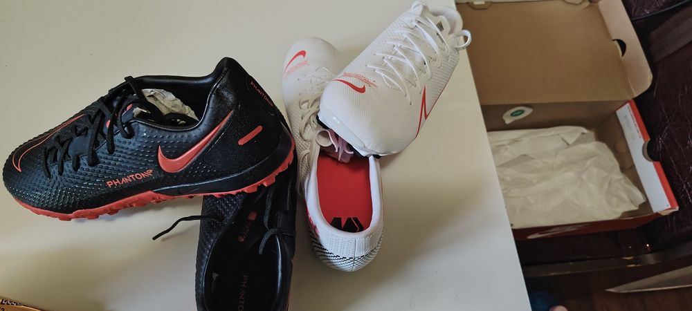 2 perechi de ghete fotbal noi, nepurtate mărimea 40,5