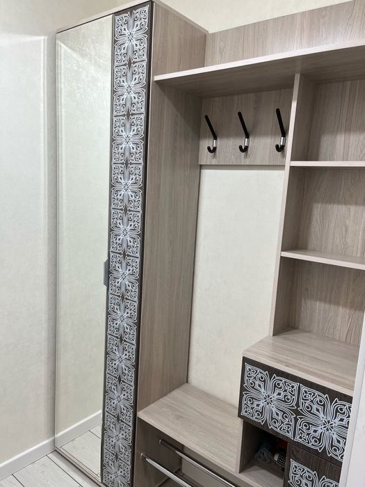 продается 2 шкафа, в спальную комнату и прихожую