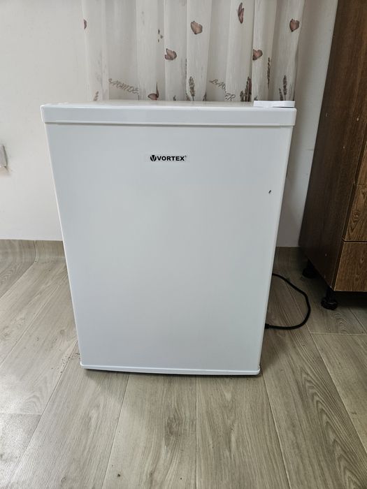 Vând mini frigider Vortex
