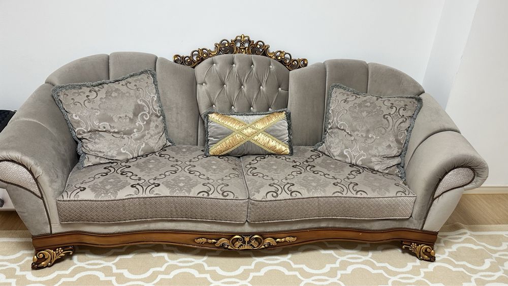 Диван мягкий с декоротивными подушками.