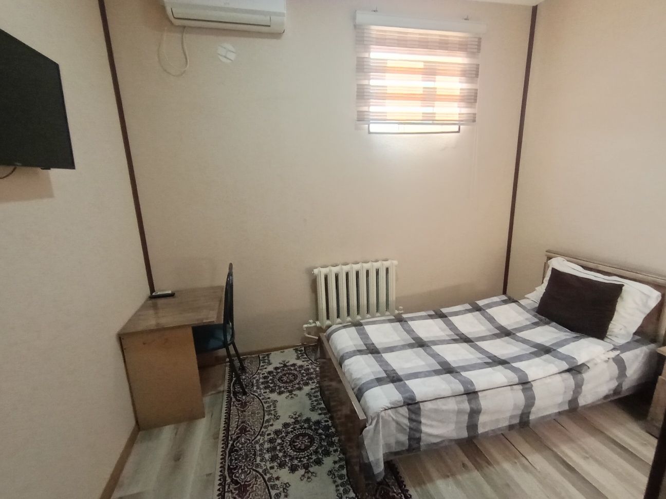 gastinitsa 1 kishi  100.000. Talab e.h. :pasport, zaks talab qilinadi