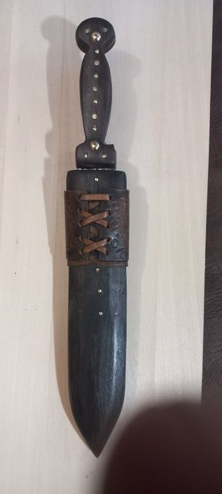 Кама, "ергенска",дървена кания с кожен държач.