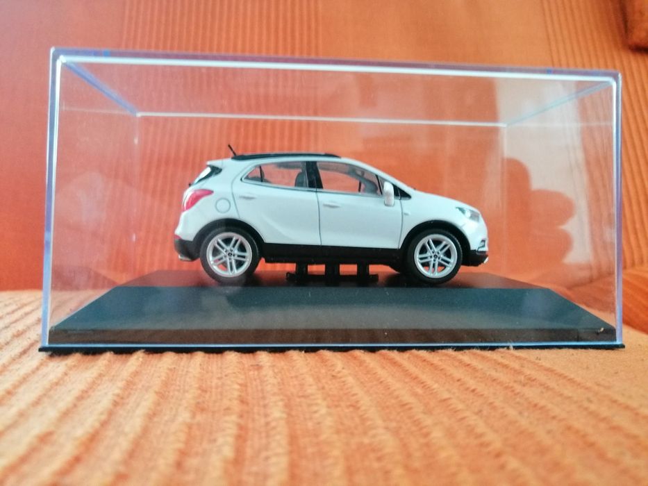 Vand macheta noua OPEL Mokka X, alb, ediție de reprezentanta, 1 43