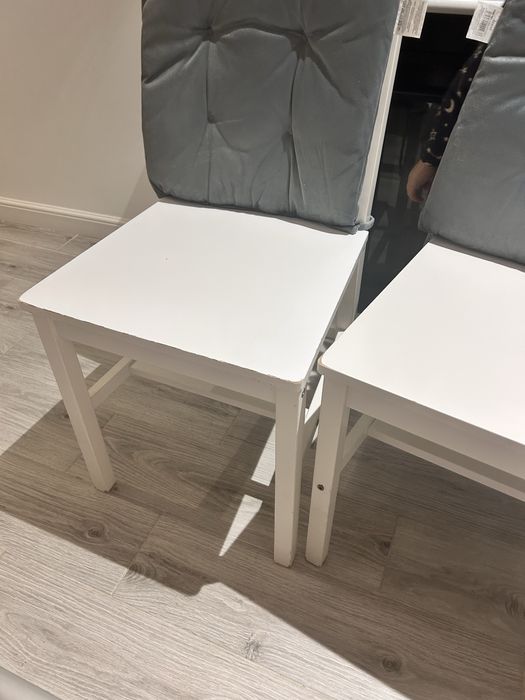 Vand set 4 scaune Jysk cu tot cu pernute 150 de lei