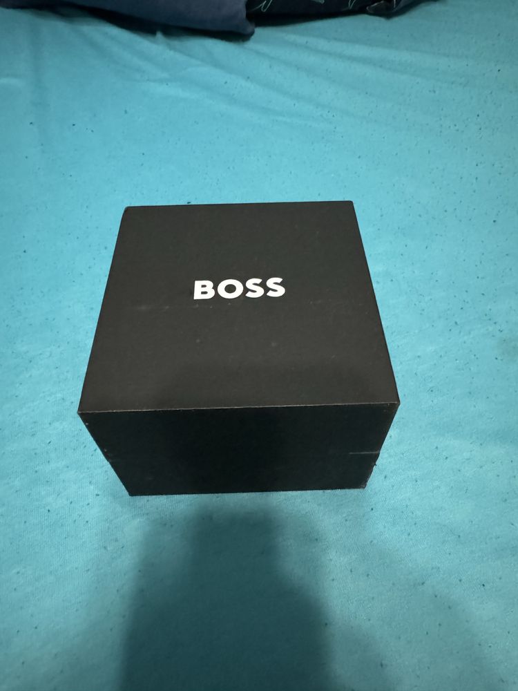 Hugo BOSS позлатен часовник