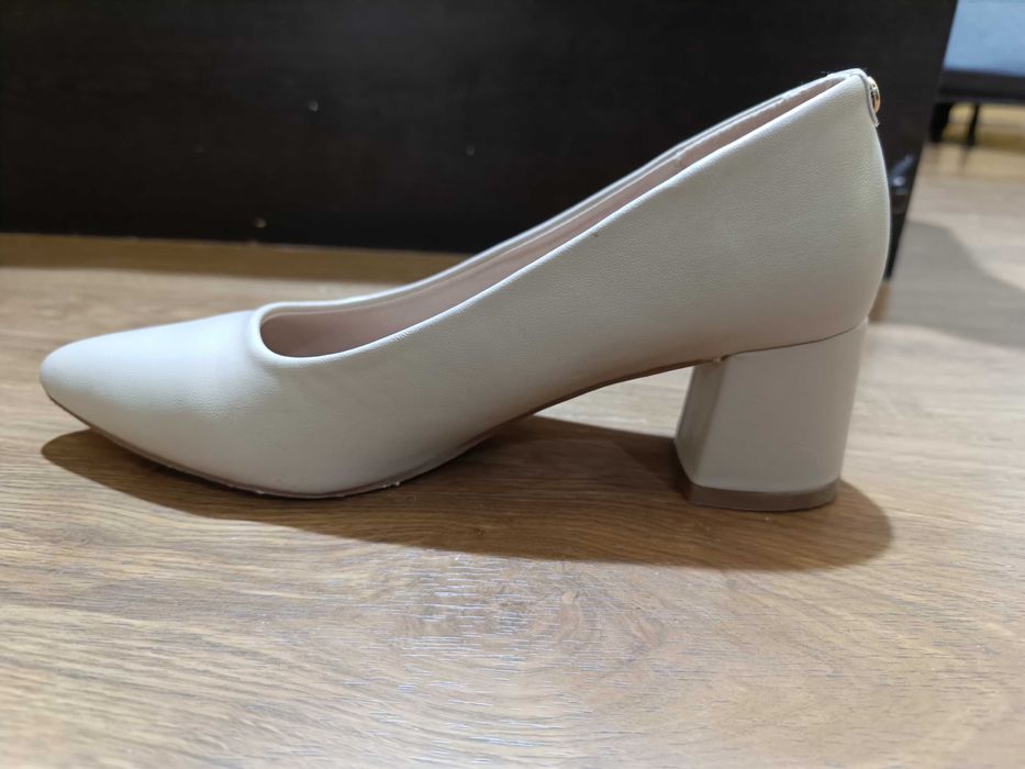 Официални бежови обувки Janny Fairy