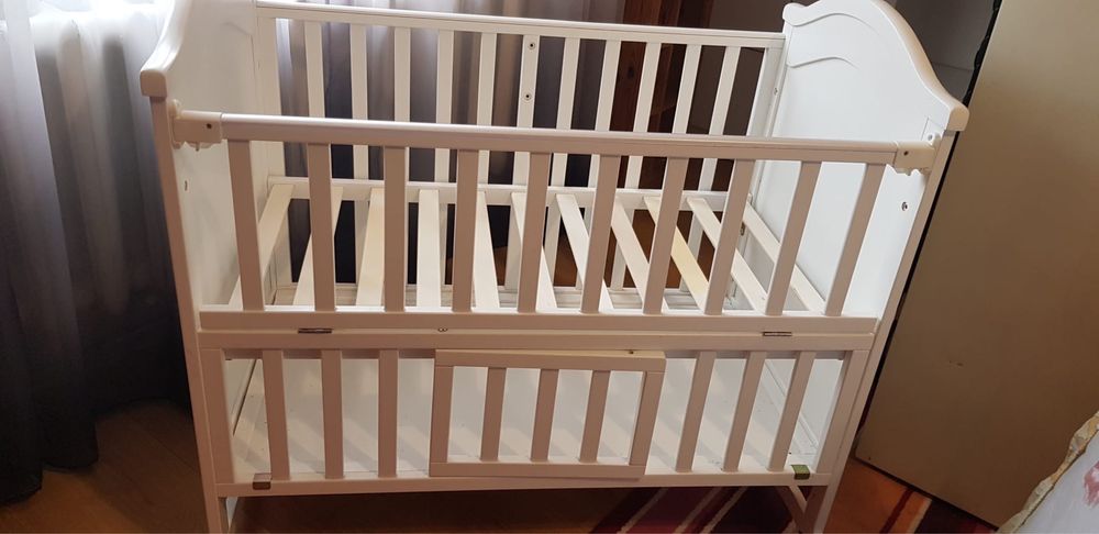 Patut Bebe Lemn,Alb, Saltea Cocos,Cadou Carusel cu muzica si proiectie