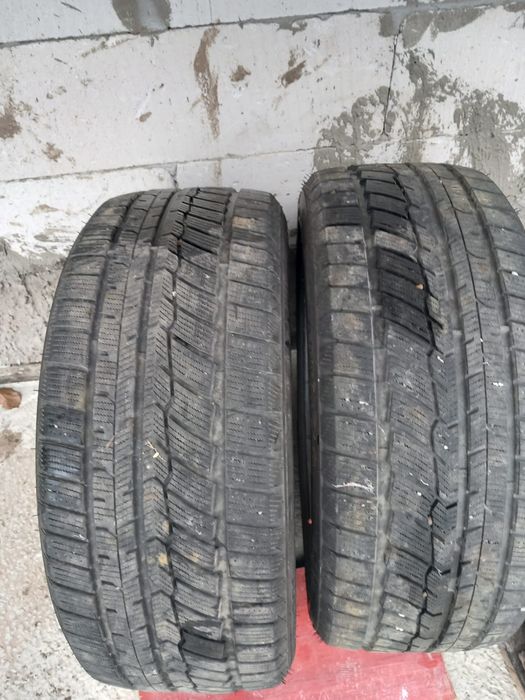 Două cauciucuri  235/45/R19