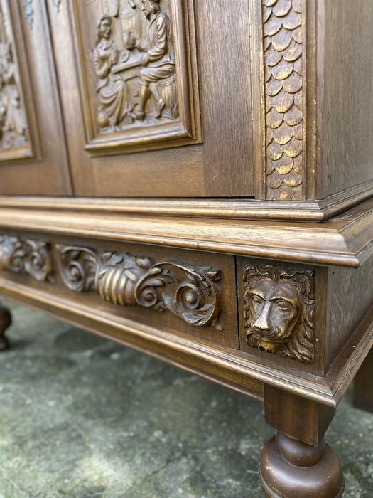 Шкаф с фигурална резба  сценични панели