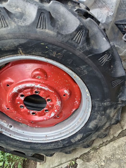 Vând cauciucuri tractor cu tot cu jante