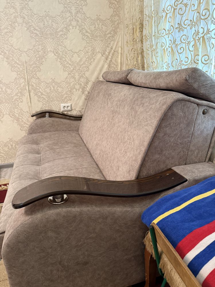 Диван раскладушка, раскладваается  в кровать.