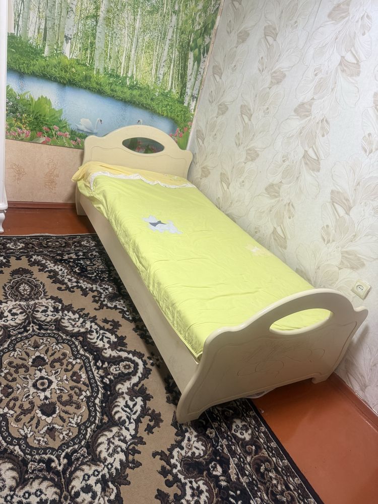 продам очень качественную кровать без матраса