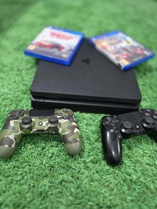 Vând PS4 plus volanul