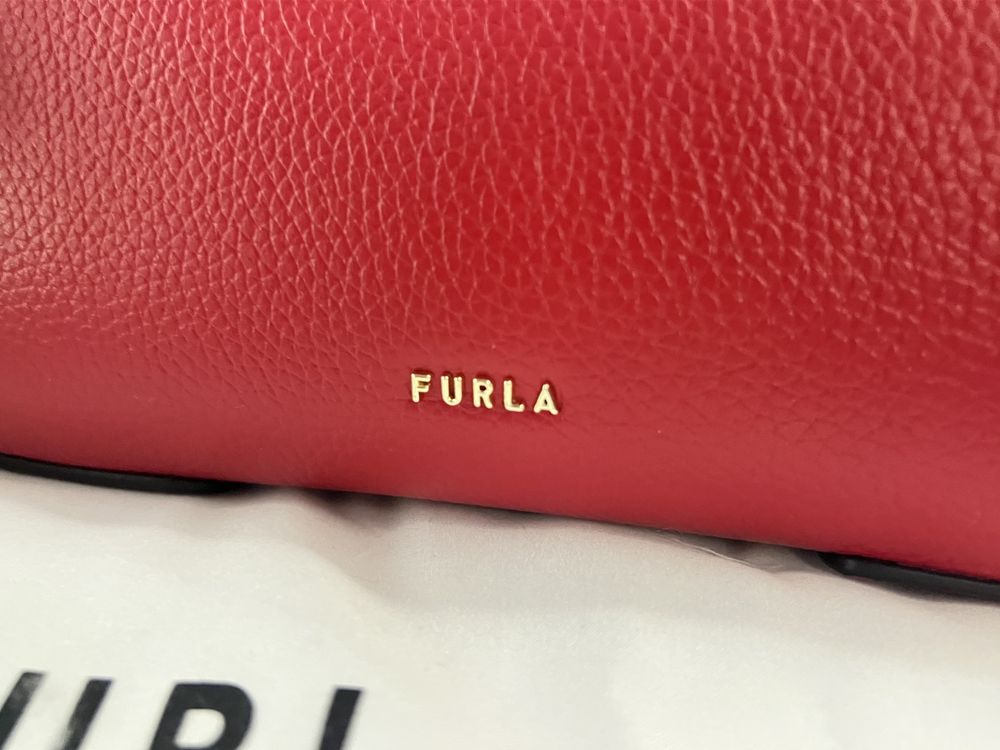 Furla Emera в черно и червено.100% оригинал със сериен номер,етикети