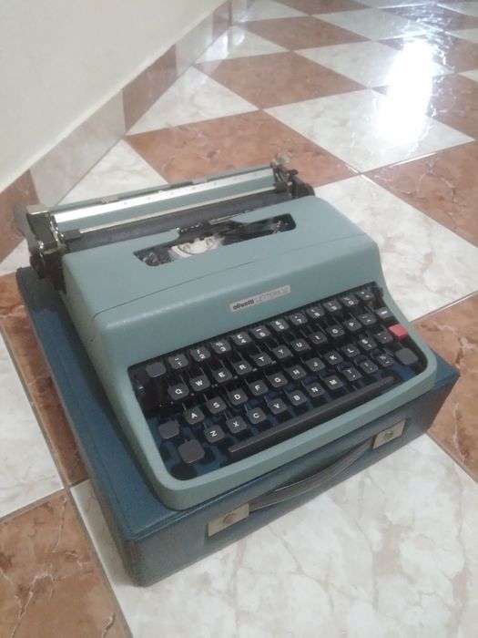 Mașină de scris Vintage Olivetti Lettera 32 - Fabricat în Yougoslavie