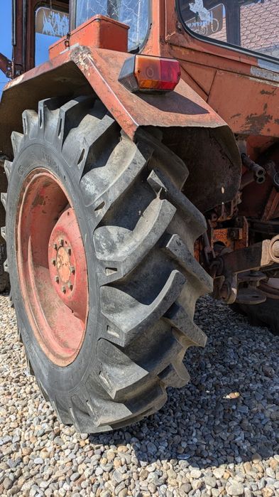 Tractor 445 cu plug in stare de funcționare și remorcă două tone