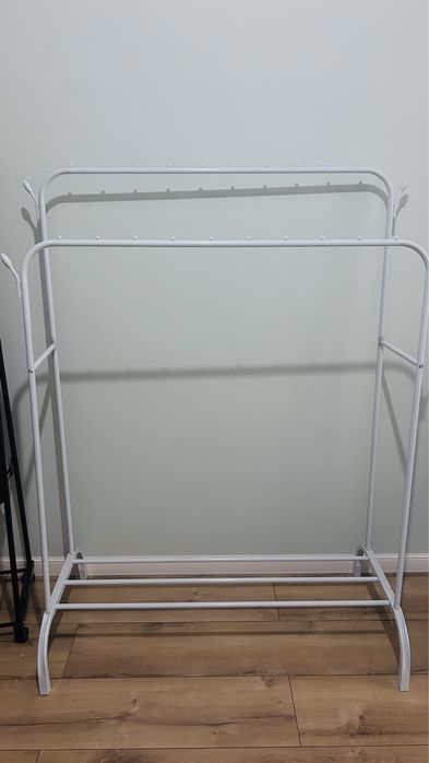 вешалка с плечиками на ножках белая