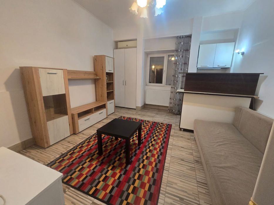 Închiriez garsoniera în centru,  vis-a-vis de biserica italiana