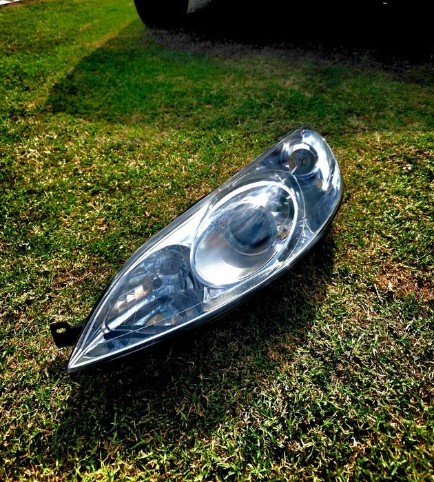 Фар Пежо 407 ляв