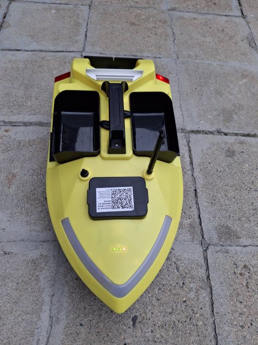 Лодка за захранка Flytec V020