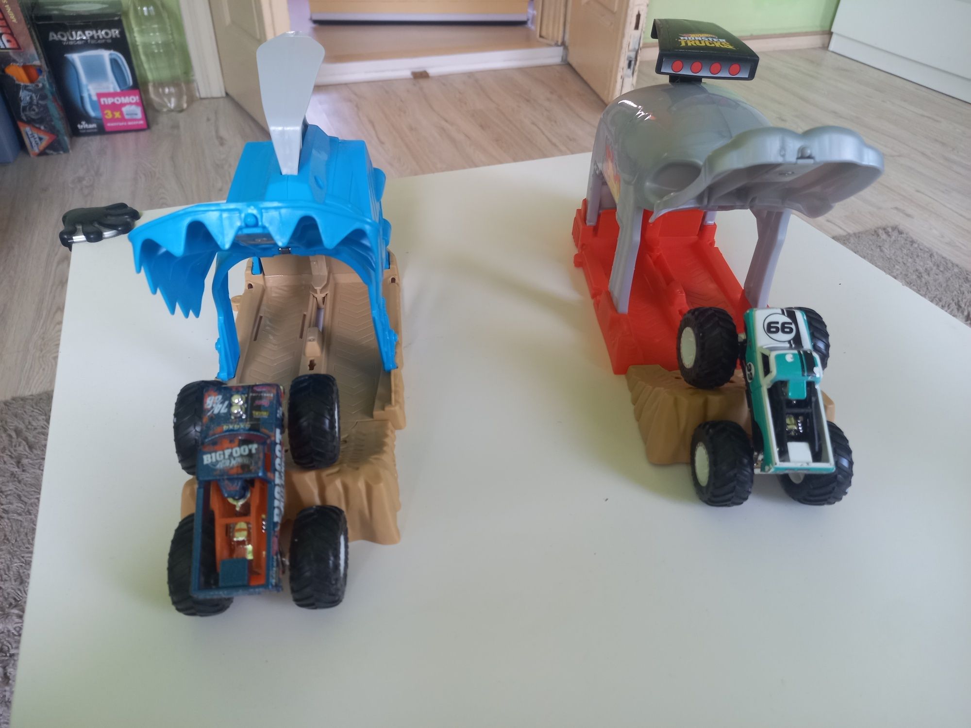 Monster trucks hot wheels гараж писта изстрелвачка 2 броя