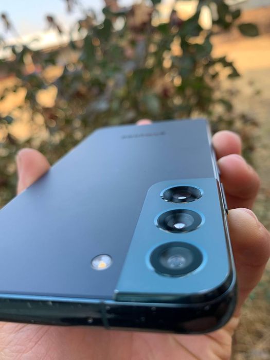 Samsung Galaxy S22 5G 
 Kor dok: yuq bularda bulmaydi
 Xotira: 256/8+8