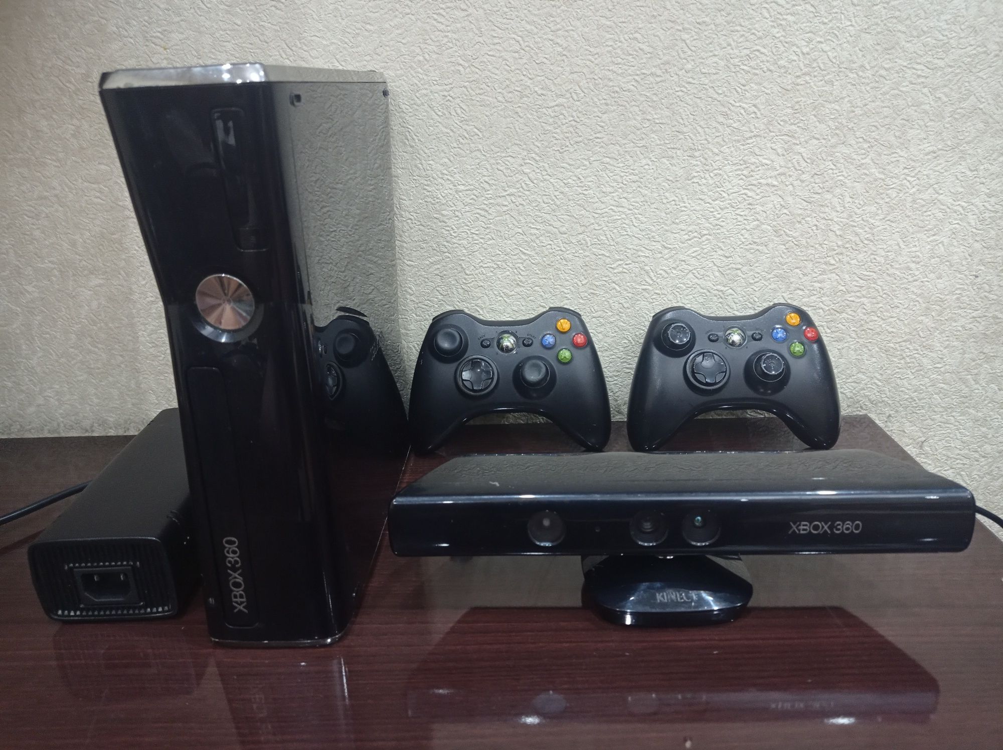 XBOX 360 Slim Black Matt 250Gb (Freeboot) +kinnect+2 джойстика.