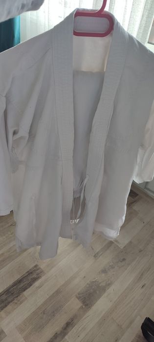 Продавам кимоно за карате , айкидо