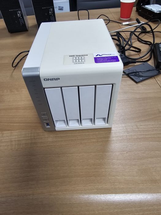 Продаю NAS (сетевое хранилище) QNAP D4 + 1TB HDD+120GB SSD