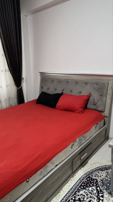 спалний диван , 2 та шкафча билан