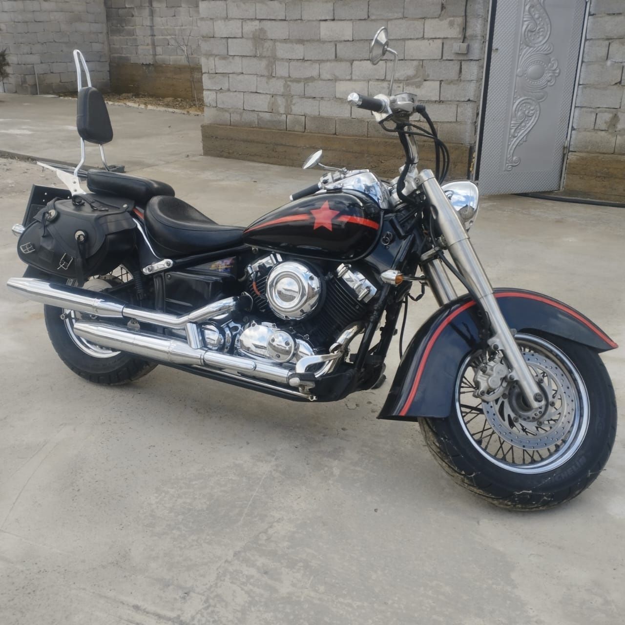 Yamaha XVS-400 Drag Star.