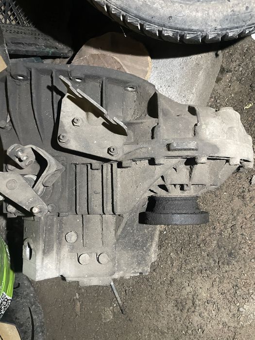 Продам запчасти на Мерседес Вито 638