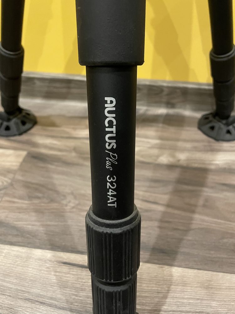 Статив VANGUARD Auctus 324AT + ябълковидна глава Manfrotto MH494-BH