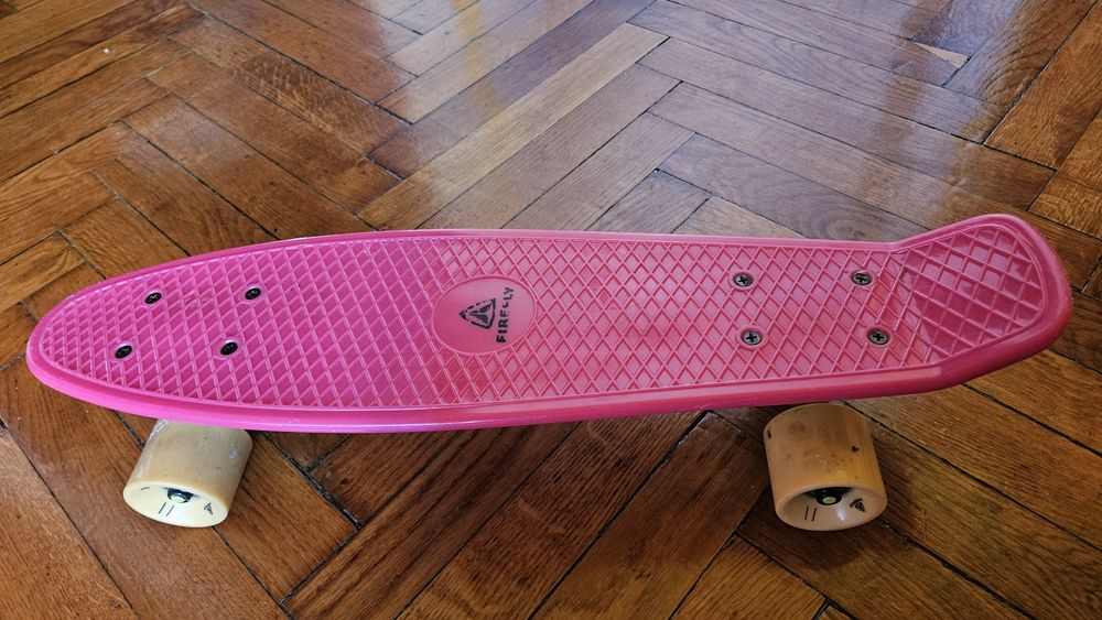 Pennyboard în stare foarte bună – ideal pentru copii/adolescenți