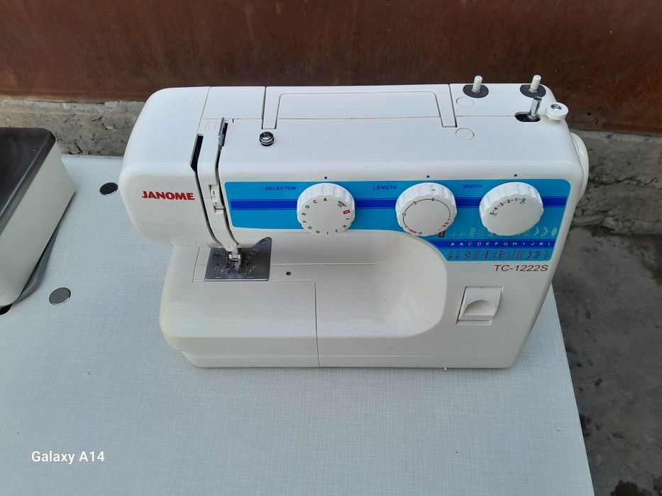 Janome tikuv mashinasi oyoq pedali bilan holatda ideal