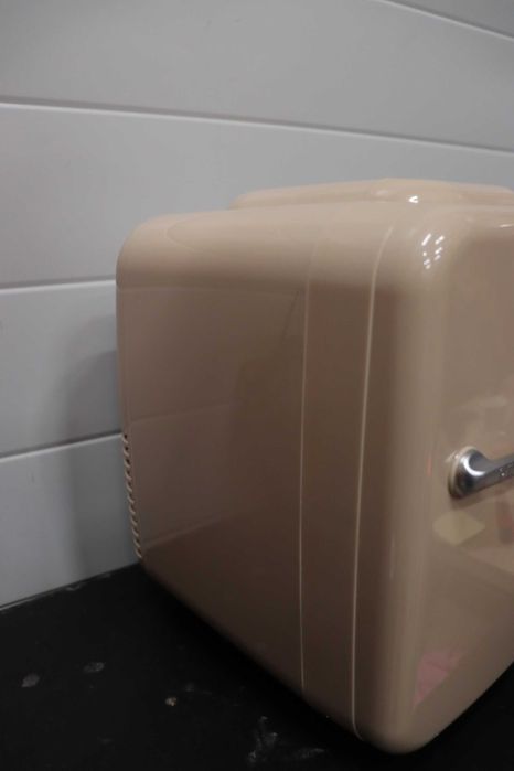 Мини хладилник Cecotec Bolero MiniCooling 4L, работа с 12V-220V