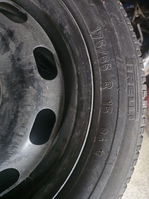 Vând 4 cauciucuri cu jante 175/65 R15