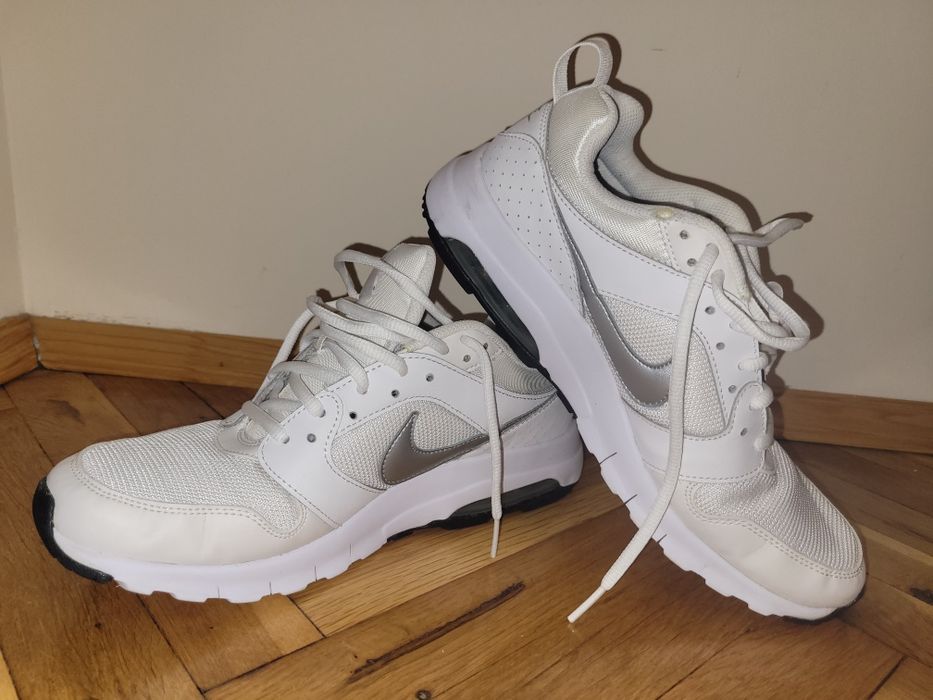 Бели маратонки Nike air