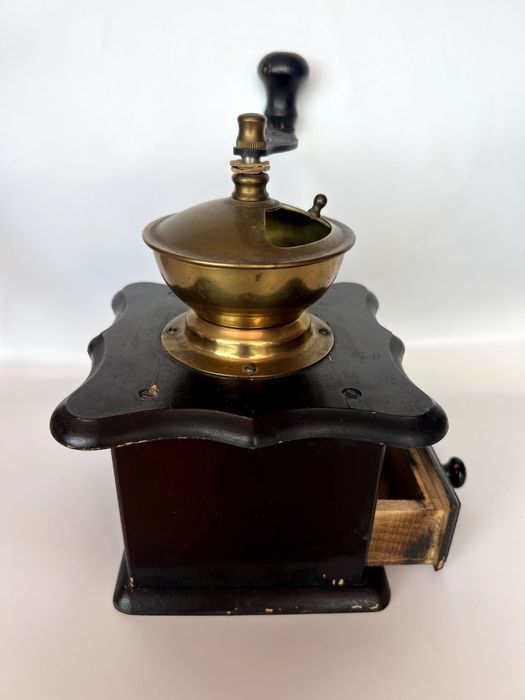 Râșniță manuală de cafea cu design clasic.