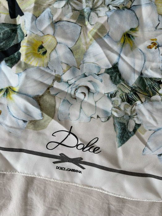 Малък копринен шал на Dolce&Gabbana оригинален 50 см на 50 см
