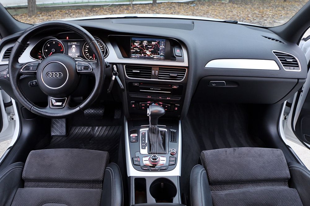 Audi A4/panoramic/distronic/lane asist/side asist/rotor/zoll