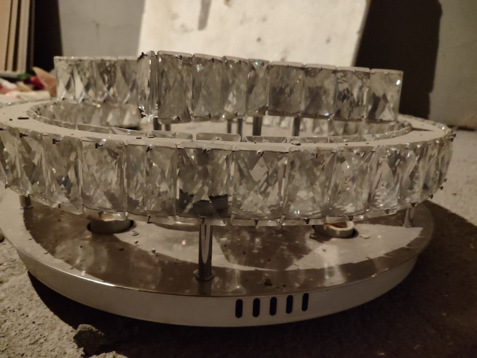 Люстра среднего размера