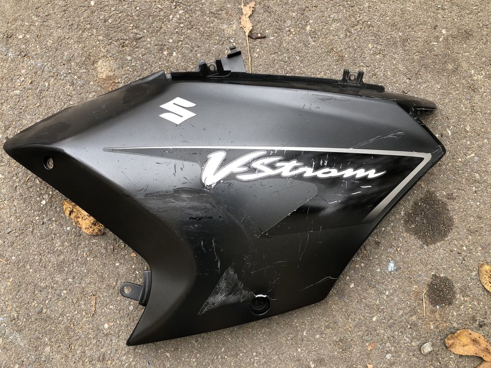 CARENA dreapta Suzuki V-Strom, cu defect