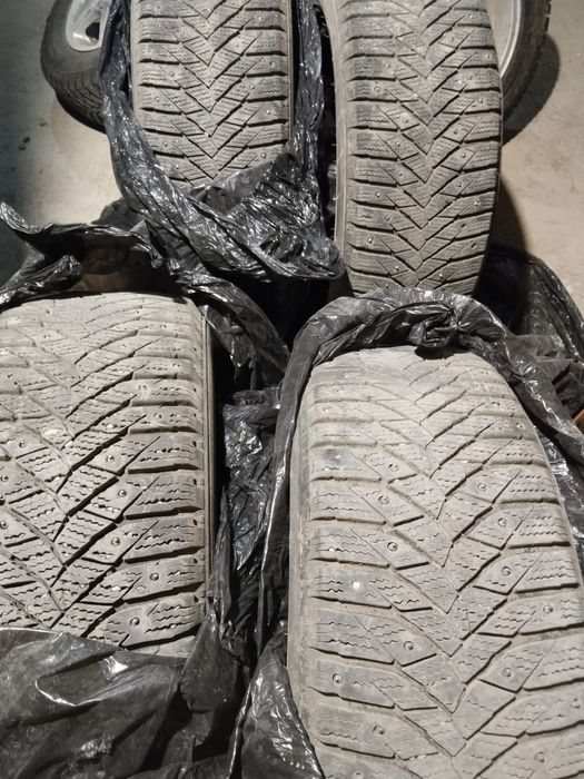 Шины  215/55/17 продам в отличном состоянии.