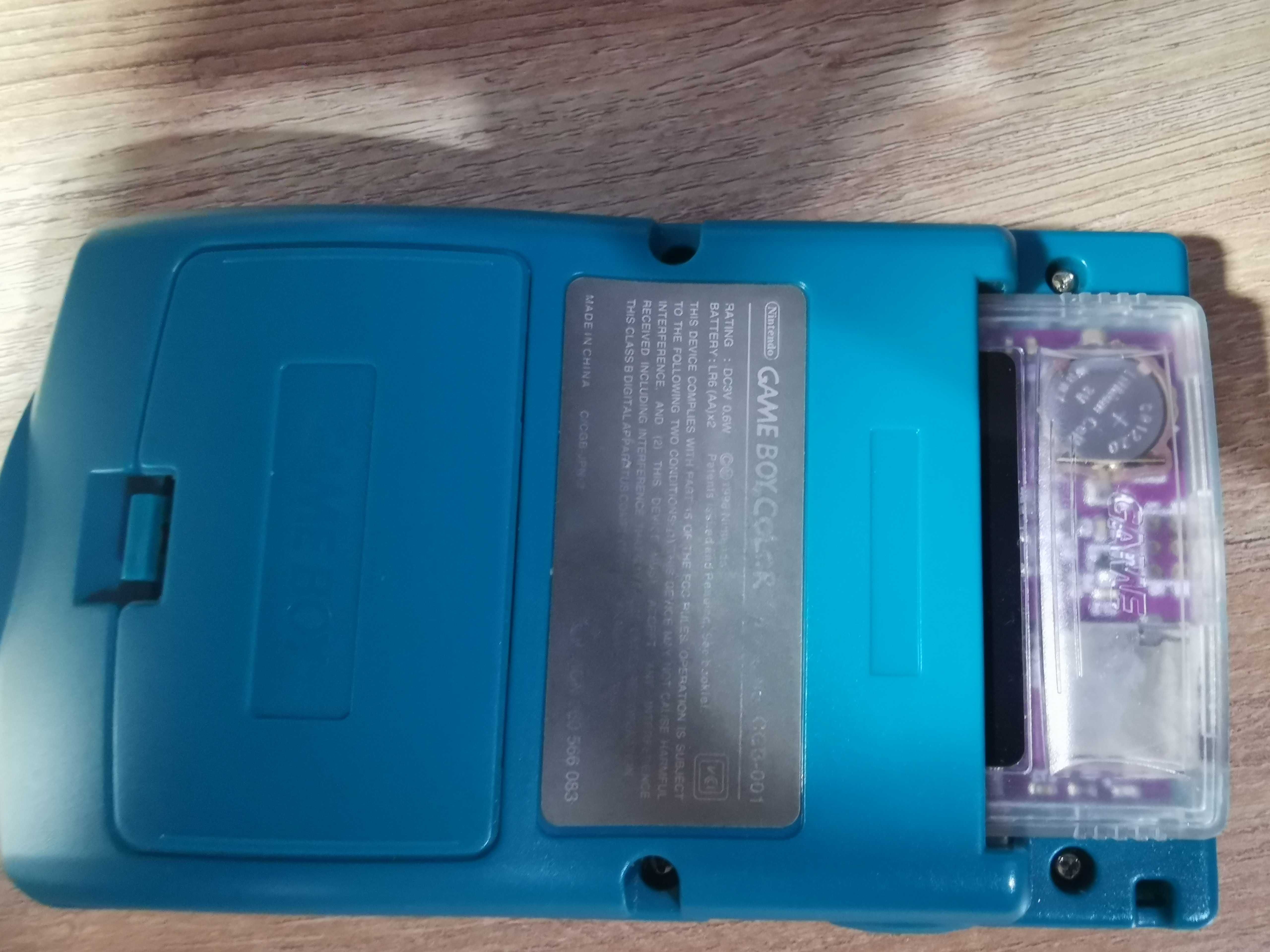 Продавам Game Boy color модната.