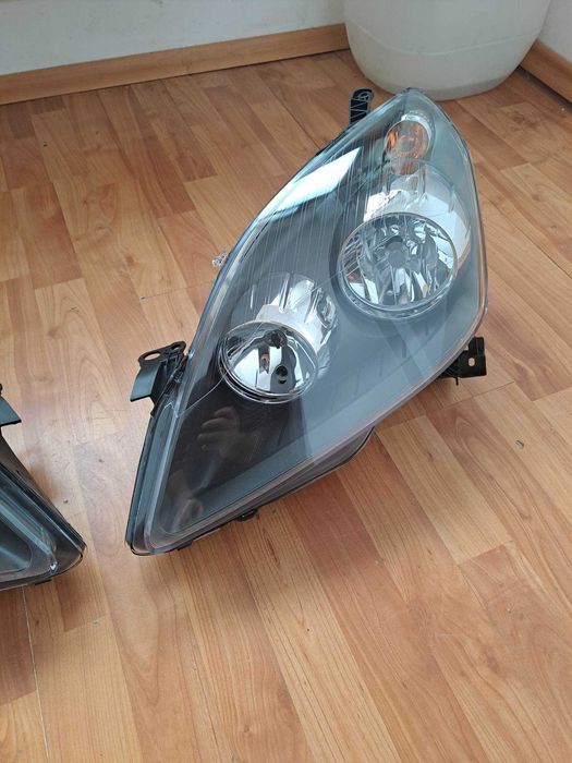 Far stanga/dreapta Opel Zafira B an 2005-2007 , faruri noi