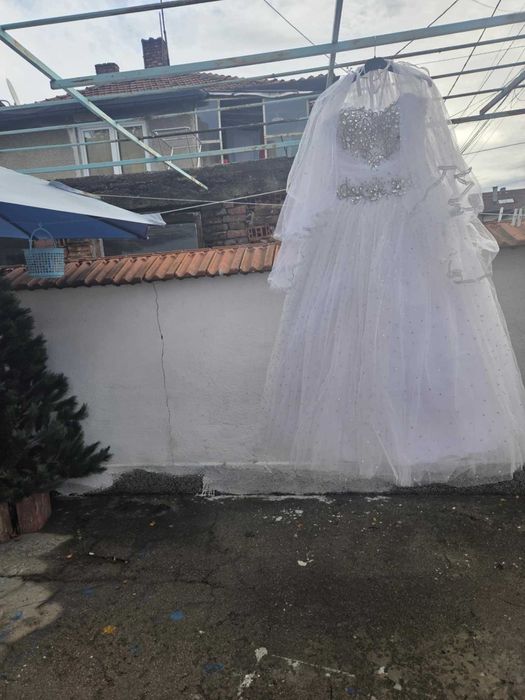 Булчинска Рокля с Воал и Обувки Към Нея